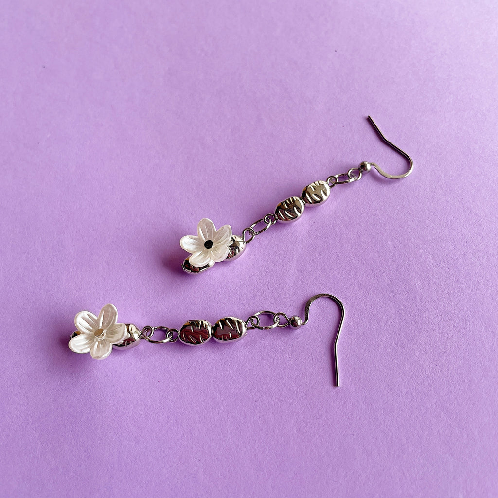 Metallic mini flower earrings ✨