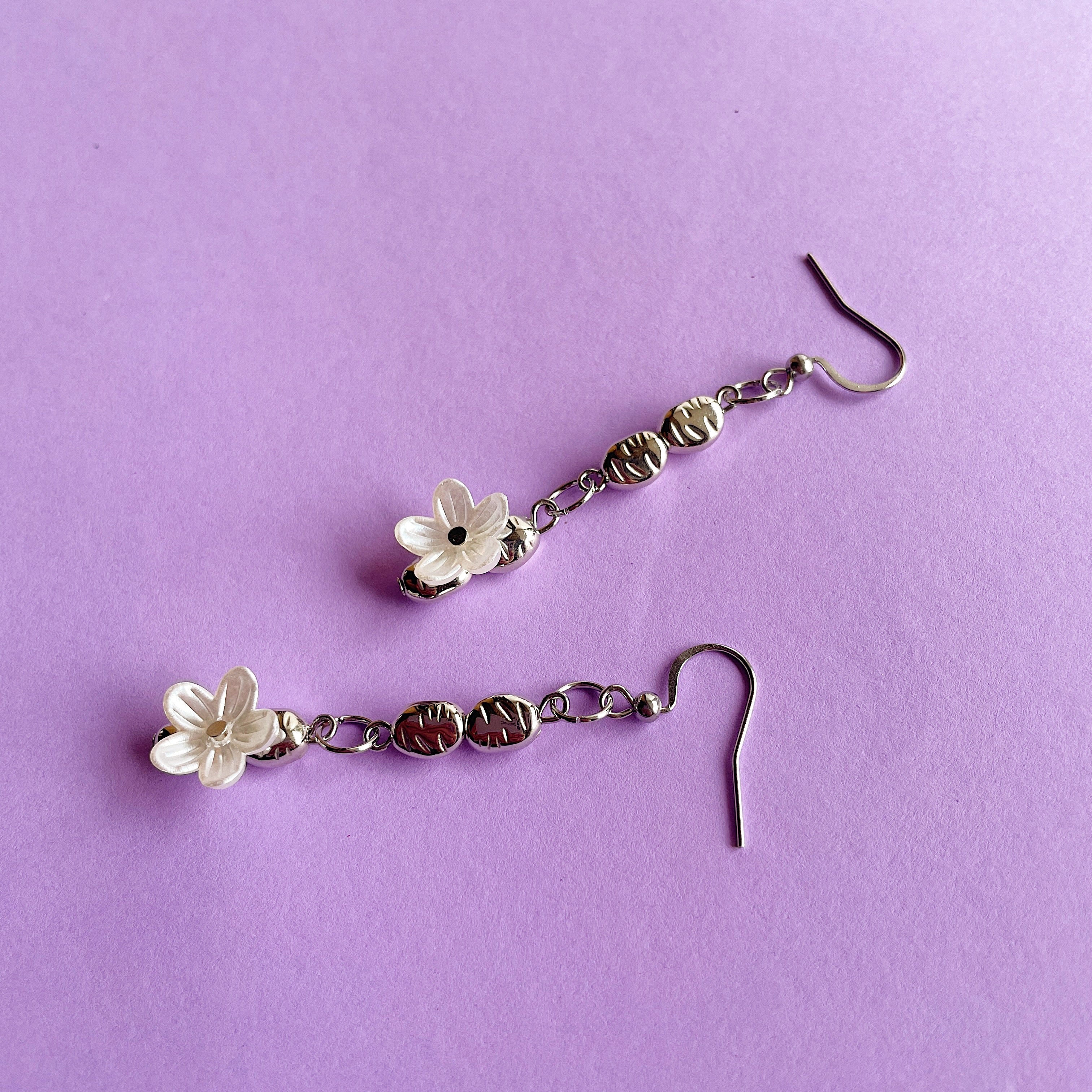 Metallic mini flower earrings ✨