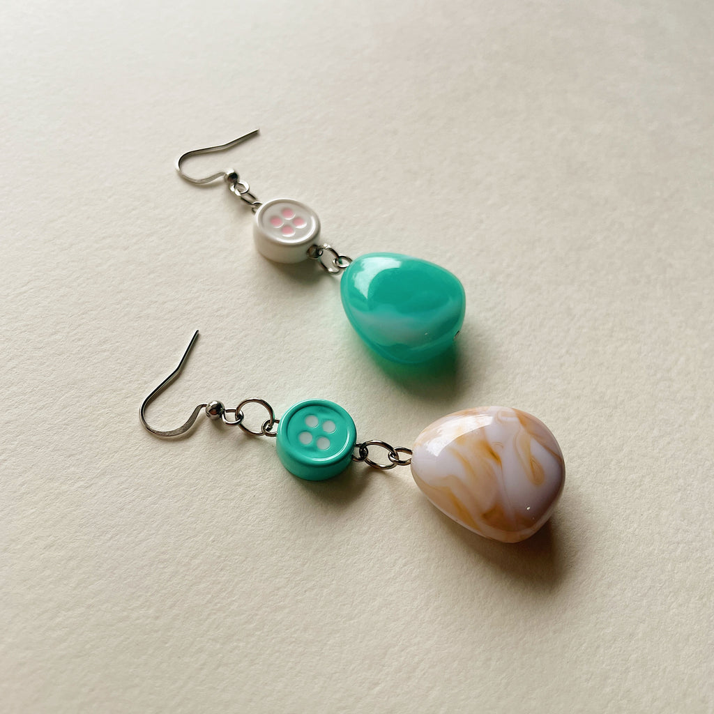 [BACK IN STOCK] Mismatched button earrings ✨