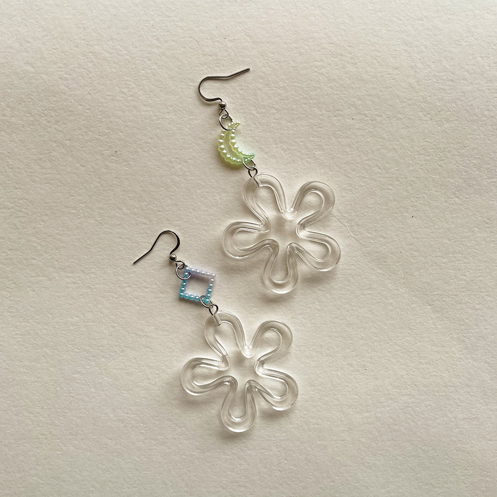 Mismatched big flower earrings ✨