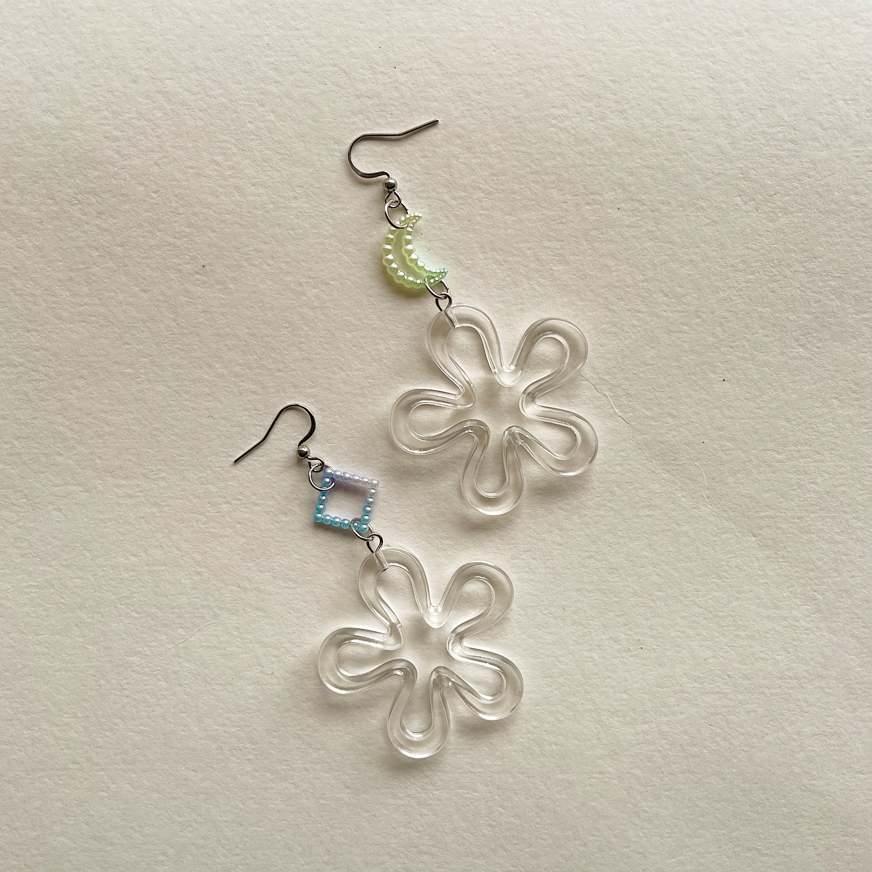 Mismatched big flower earrings ✨