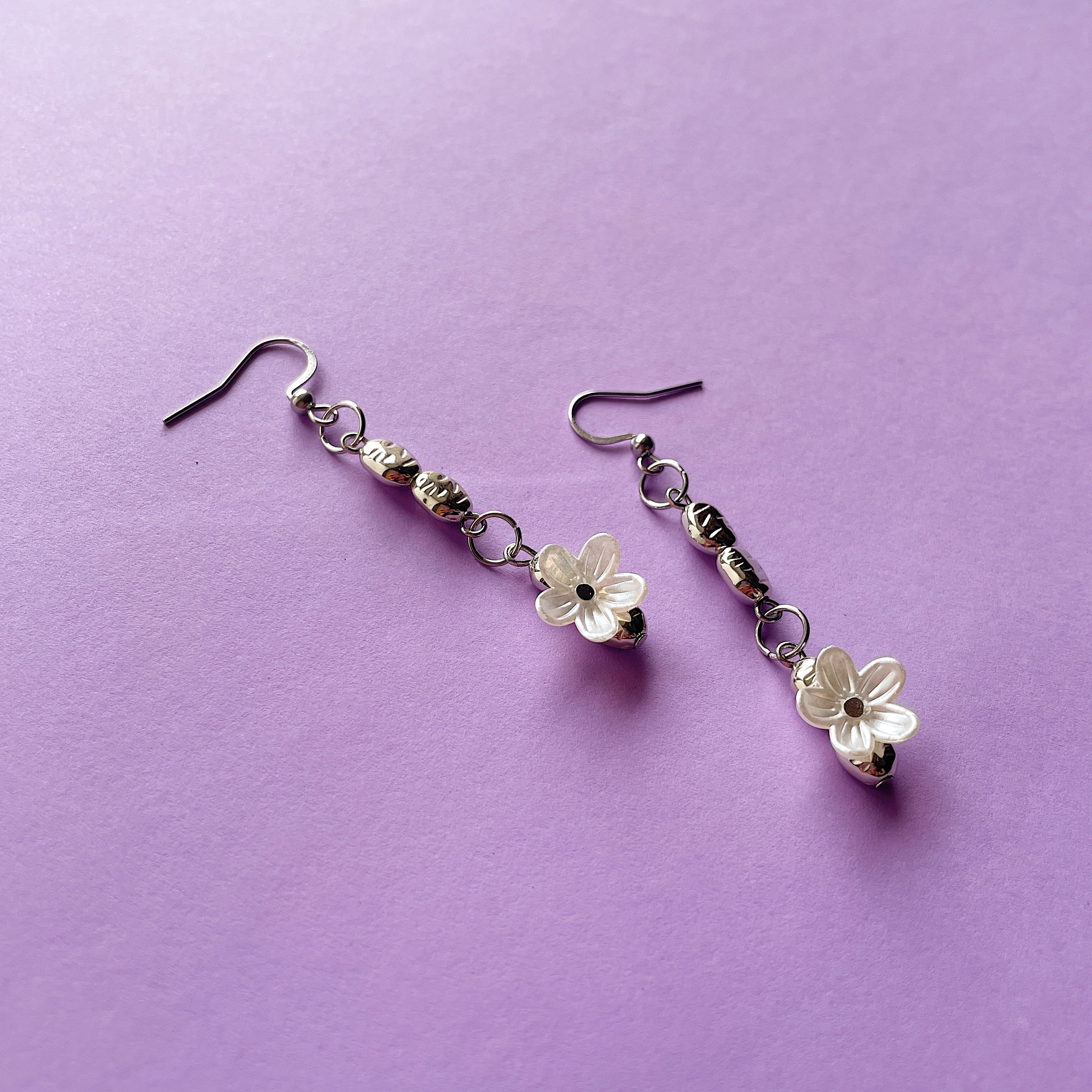 Metallic mini flower earrings ✨