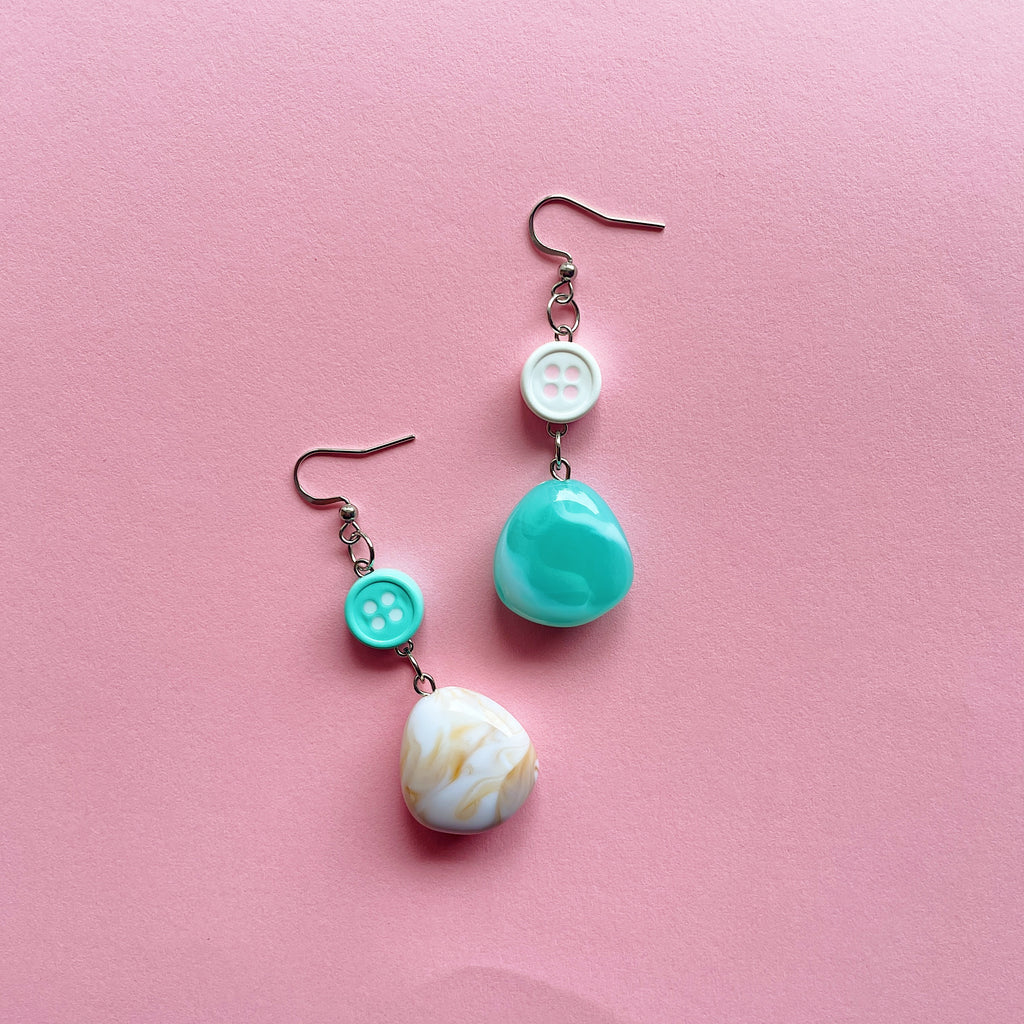 [BACK IN STOCK] Mismatched button earrings ✨