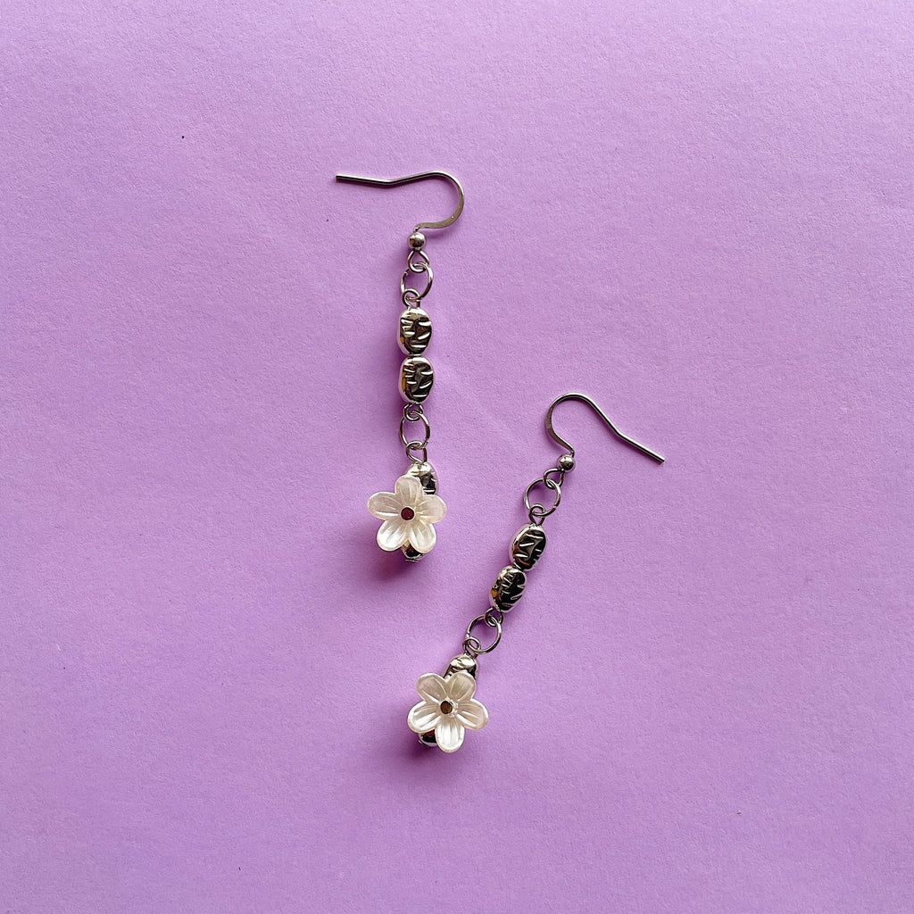 Metallic mini flower earrings ✨