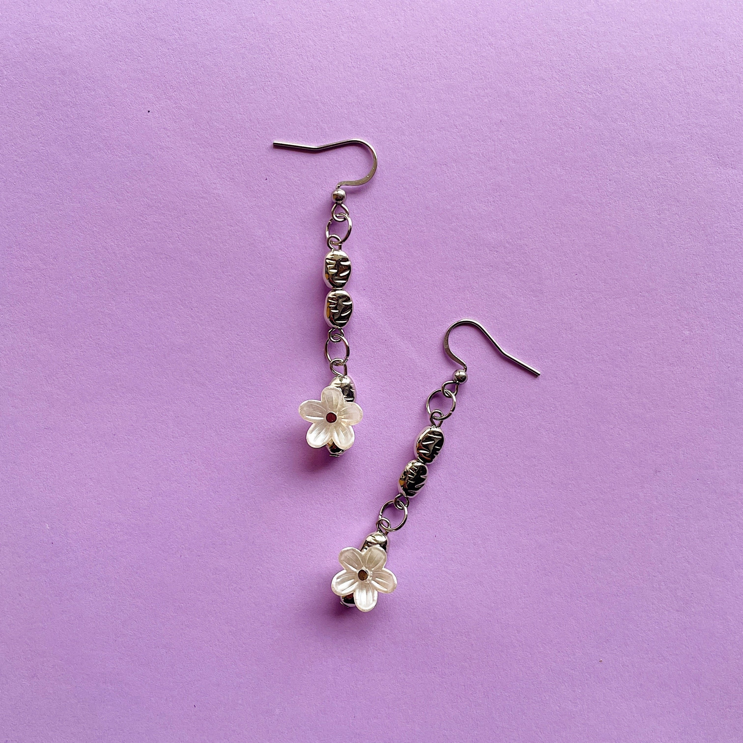 Metallic mini flower earrings ✨