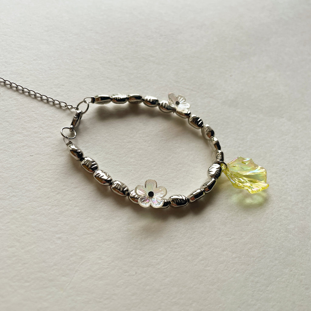 Metallic petal bracelet ✨