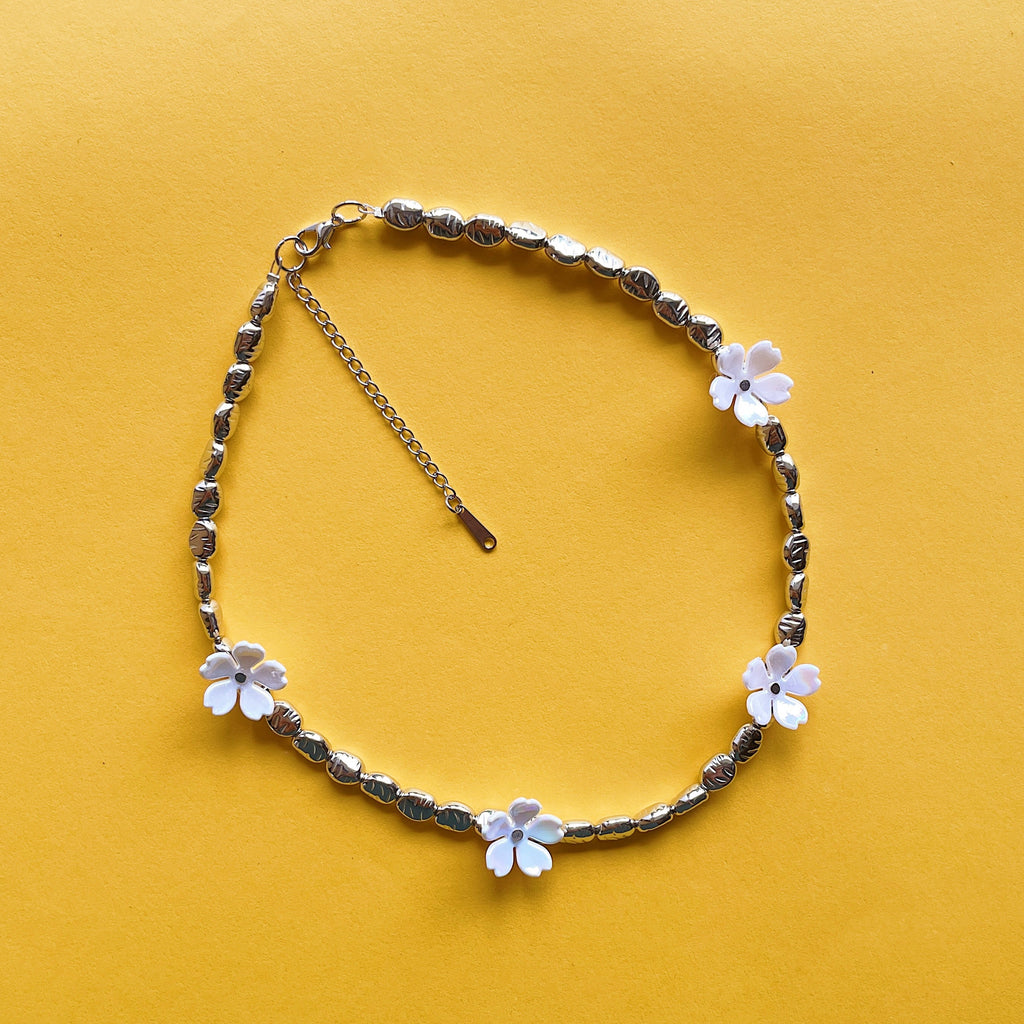 Metallic floral choker ✨