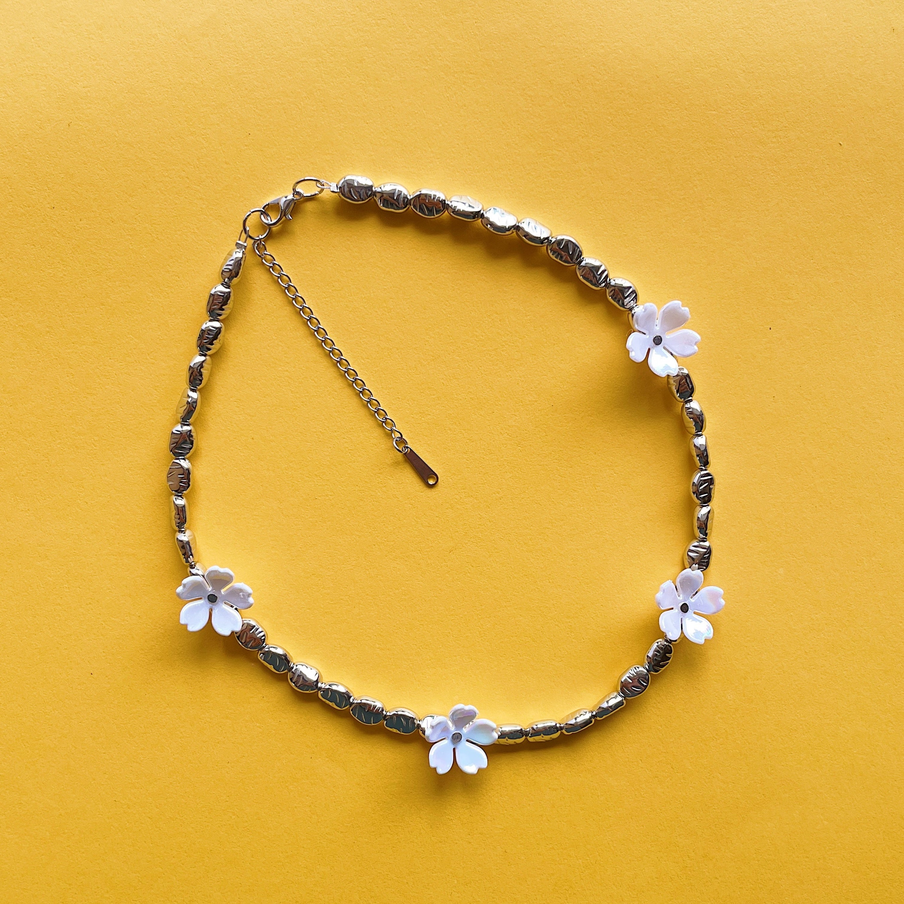 Metallic floral choker ✨