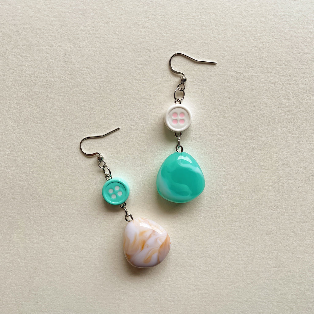 [BACK IN STOCK] Mismatched button earrings ✨