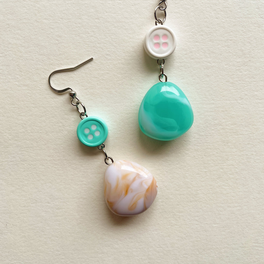 [BACK IN STOCK] Mismatched button earrings ✨