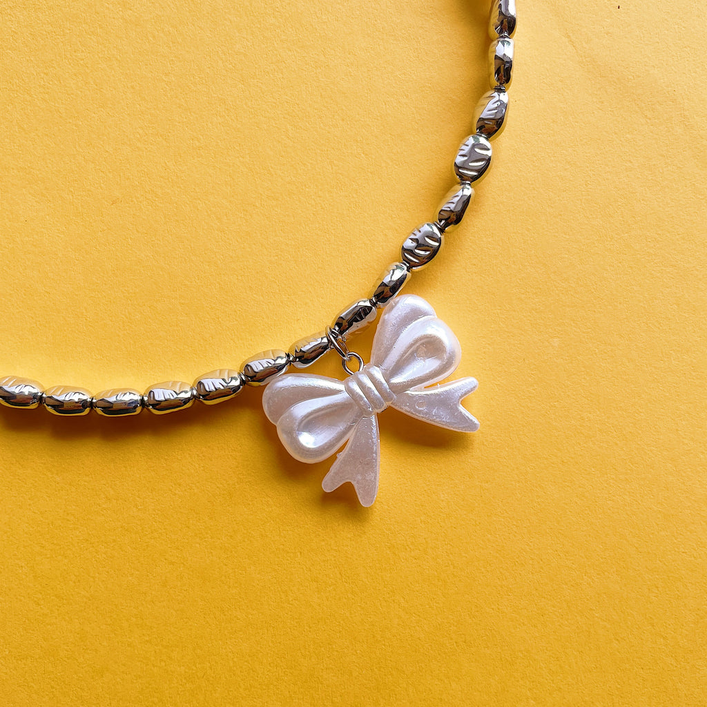 Metallic bow pendant necklace ✨