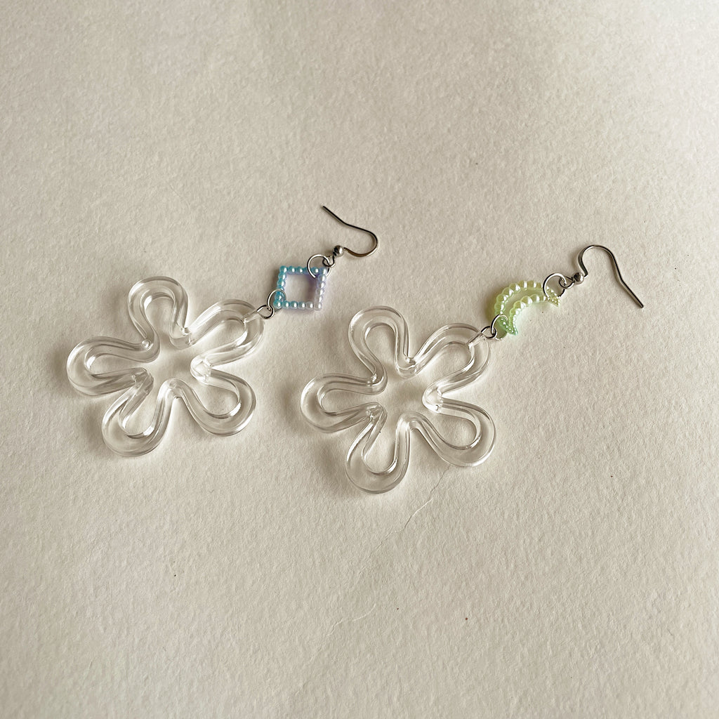 Mismatched big flower earrings ✨