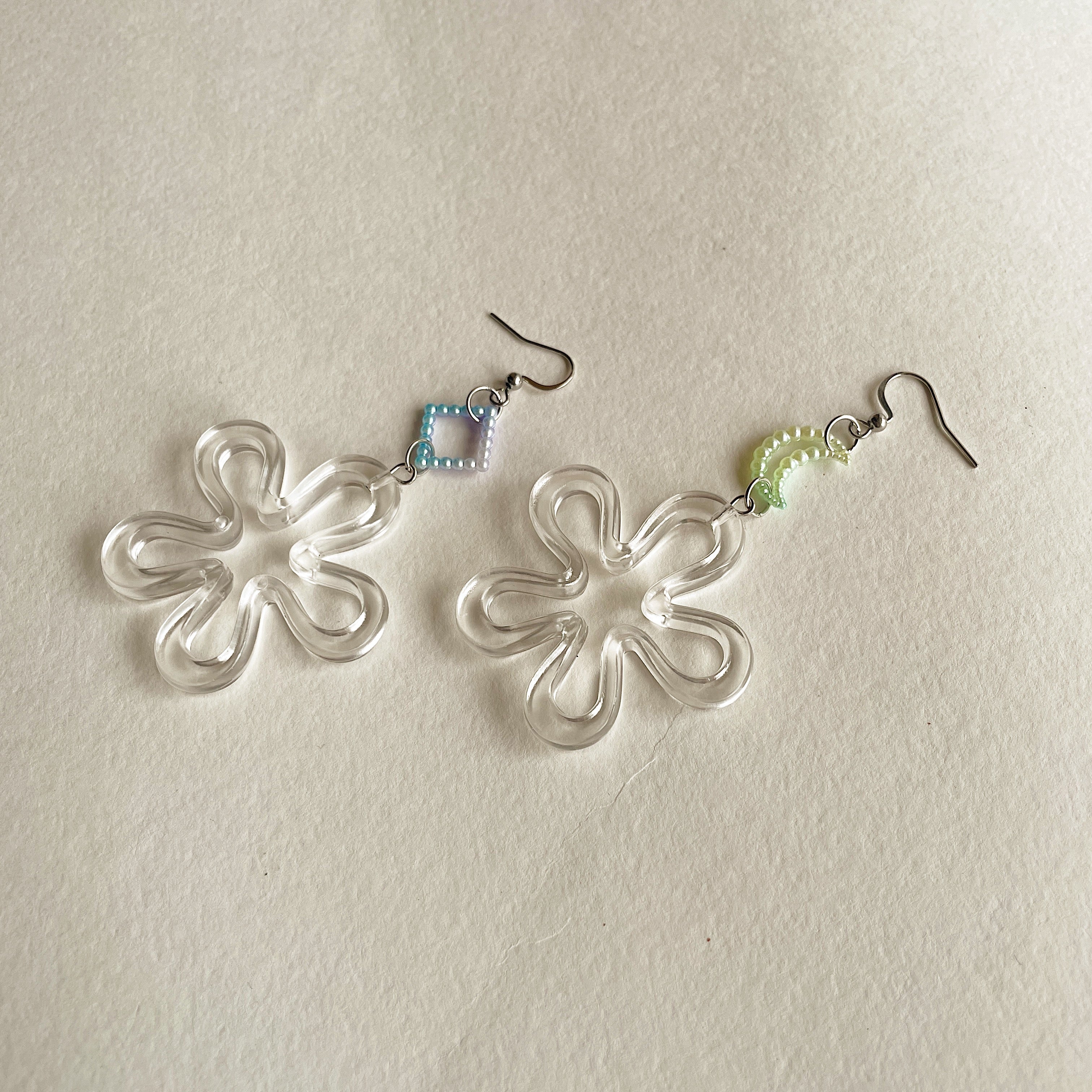 Mismatched big flower earrings ✨