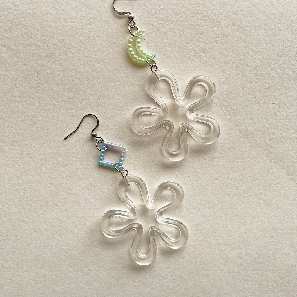 Mismatched big flower earrings ✨