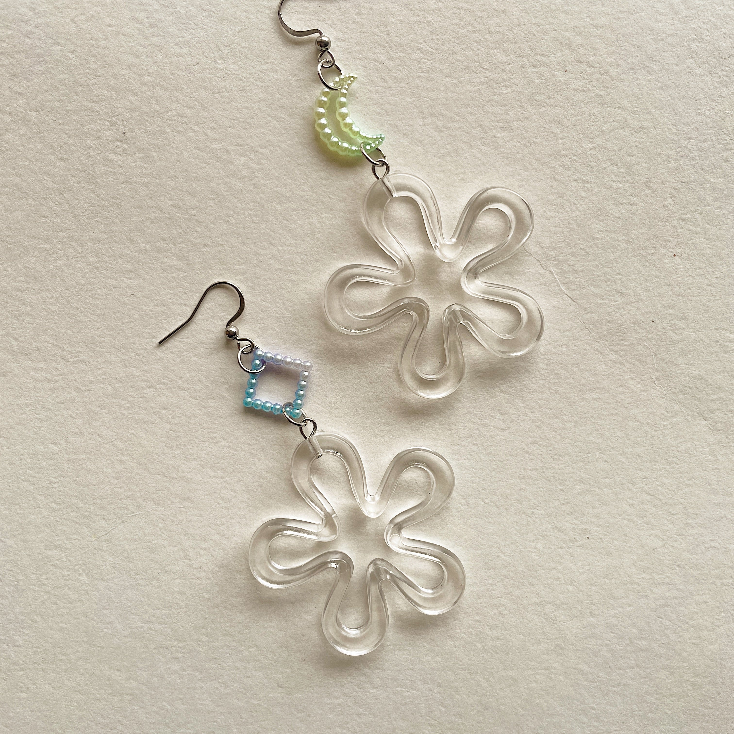 Mismatched big flower earrings ✨