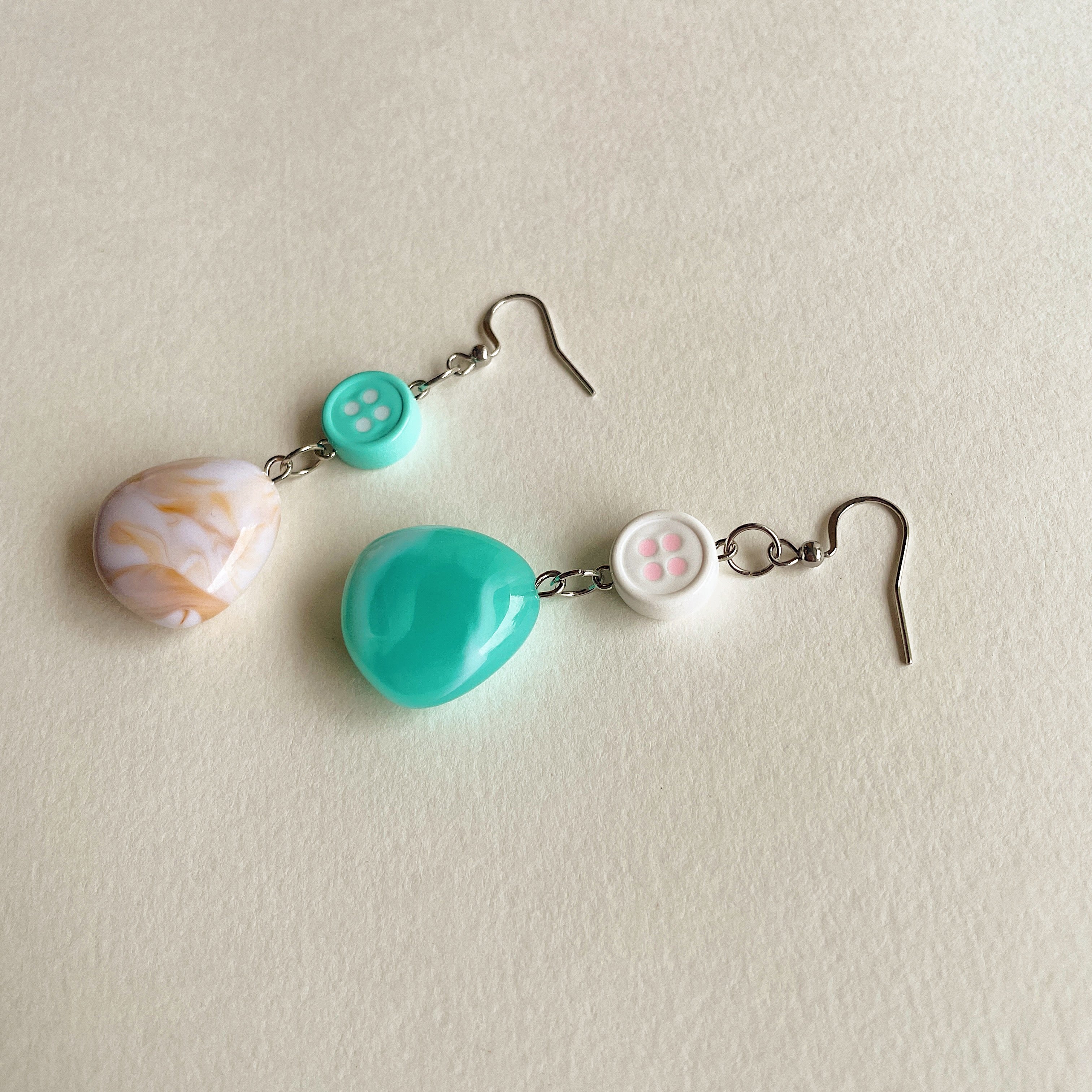 [BACK IN STOCK] Mismatched button earrings ✨