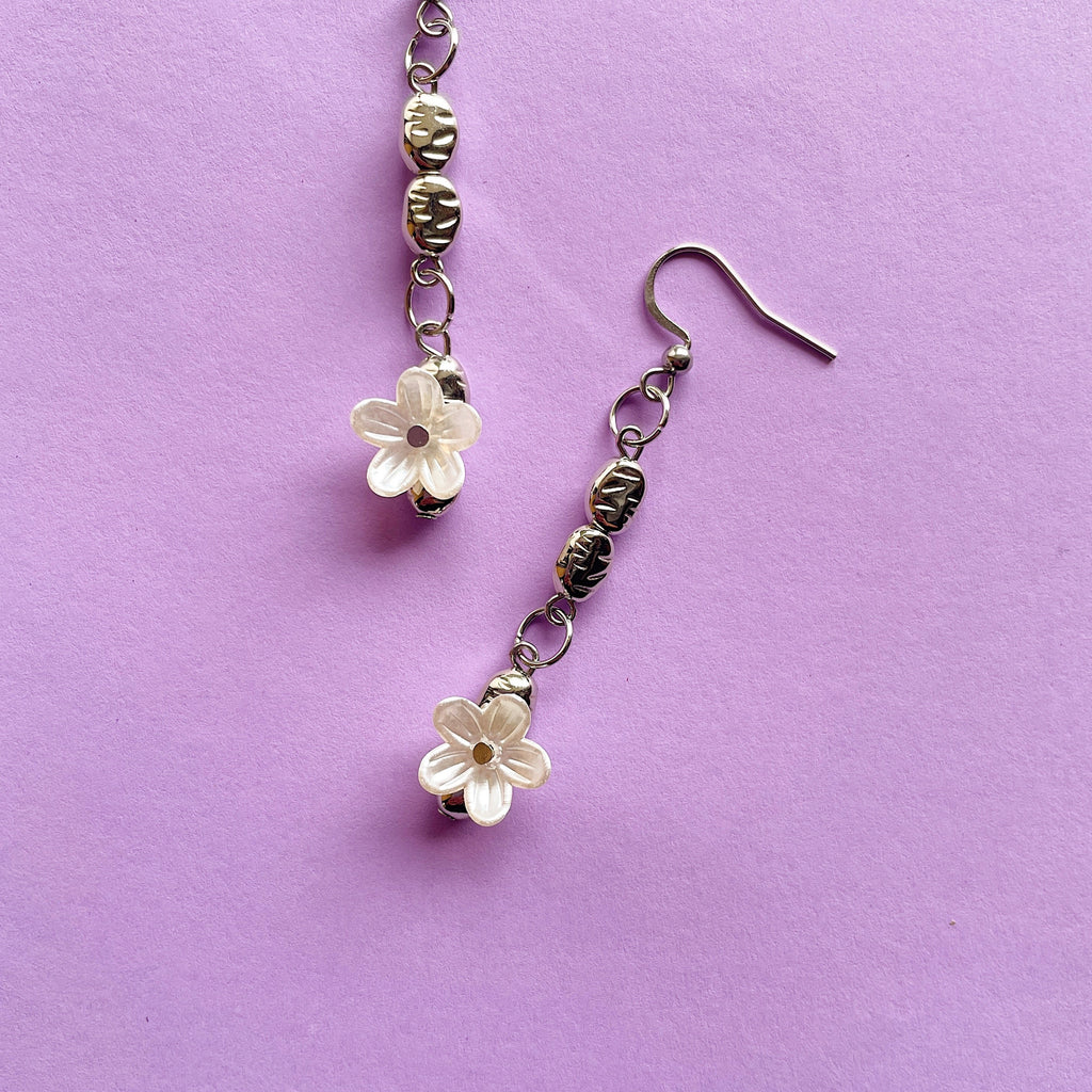 Metallic mini flower earrings ✨