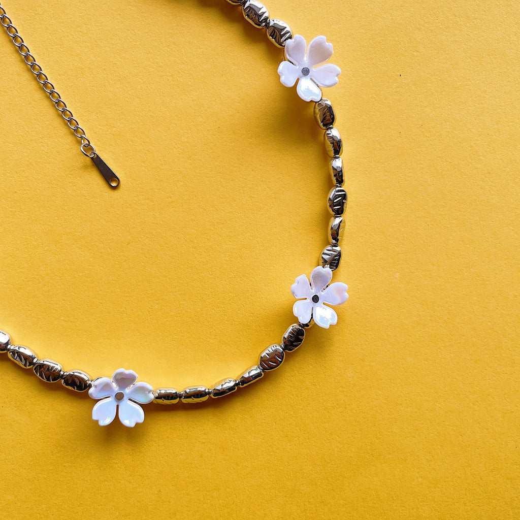 Metallic floral choker ✨