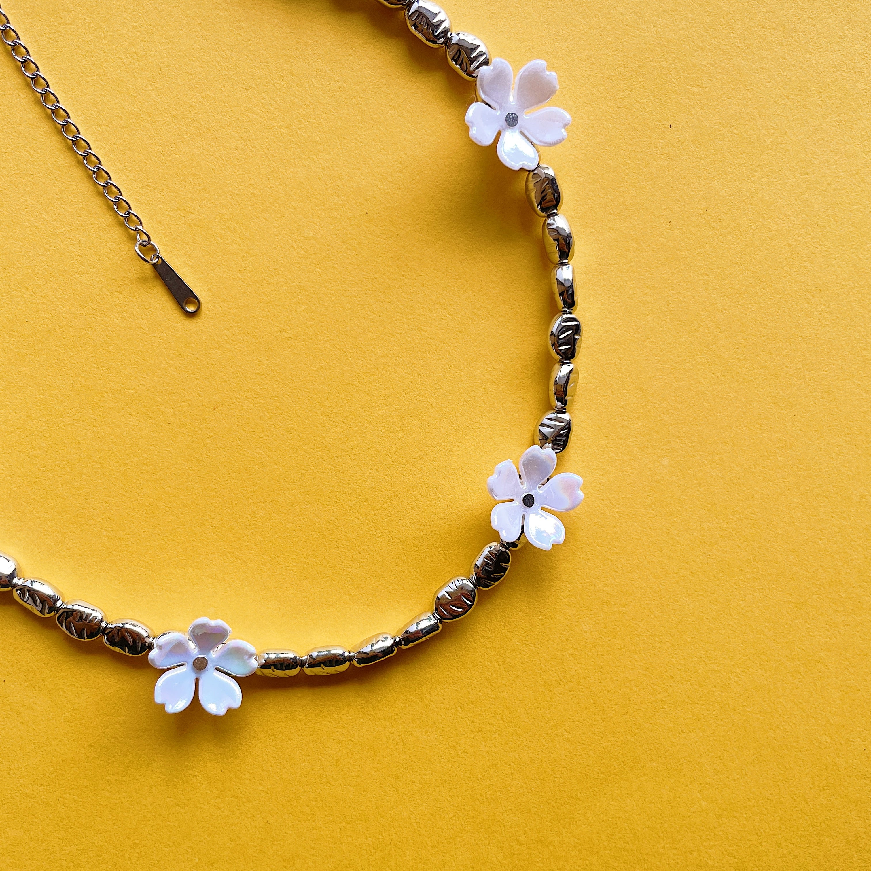 Metallic floral choker ✨