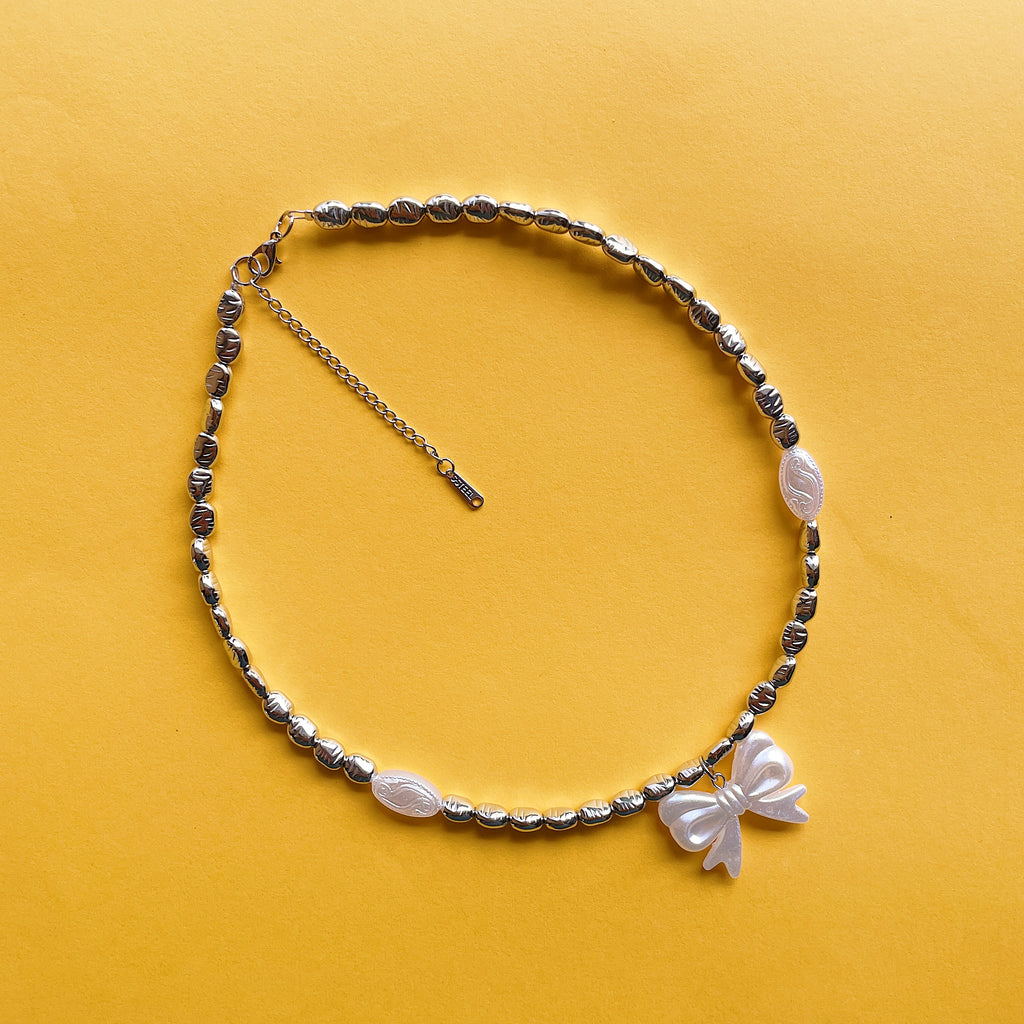 Metallic bow pendant necklace ✨