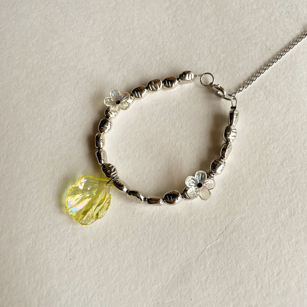 Metallic petal bracelet ✨