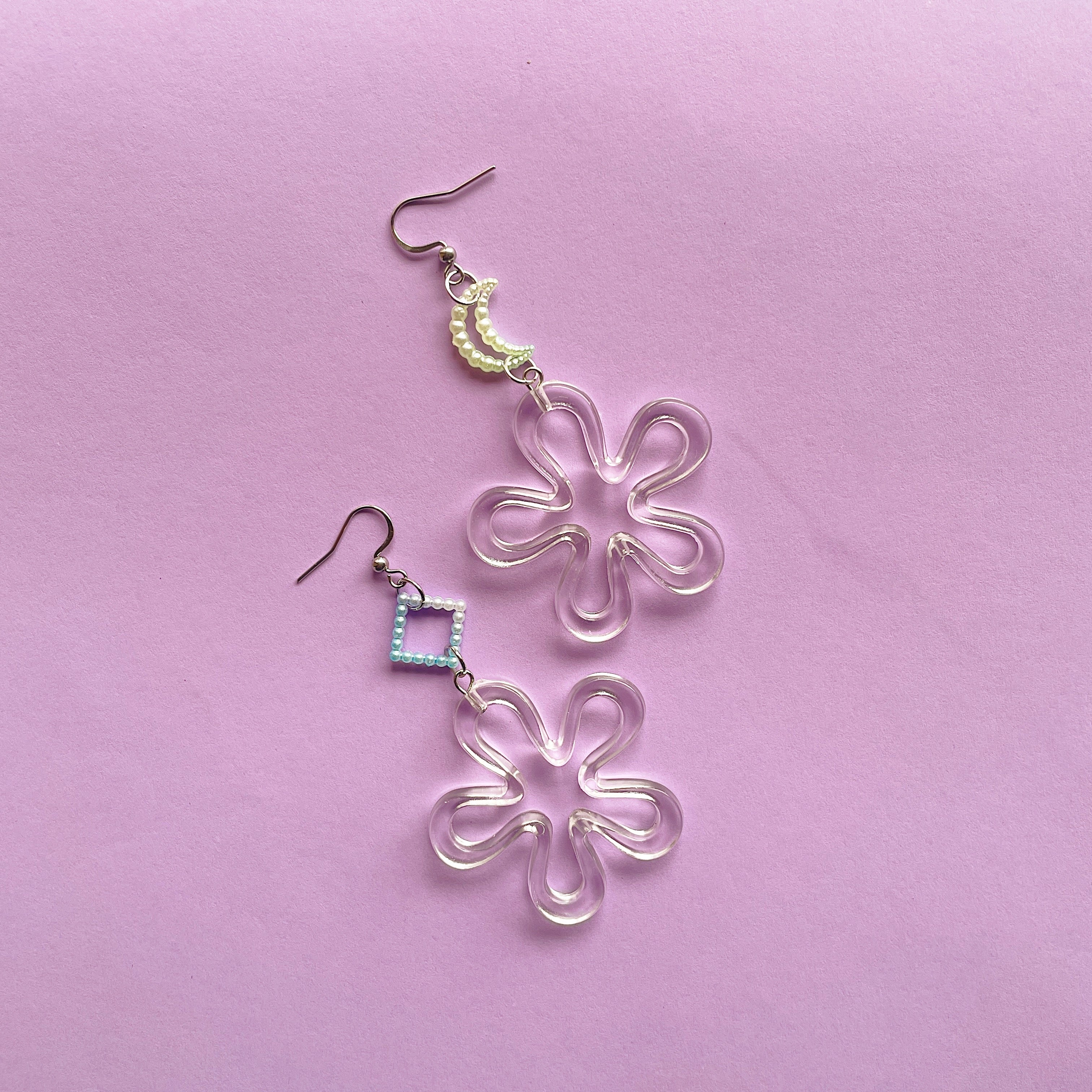 Mismatched big flower earrings ✨