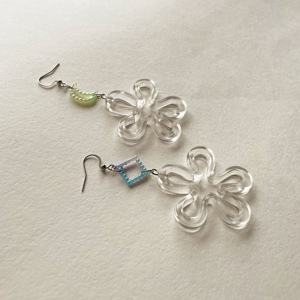 Mismatched big flower earrings ✨