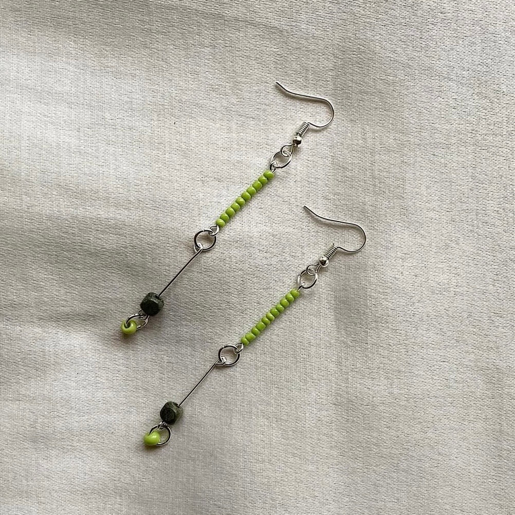 Pista green beaded earrings ✨