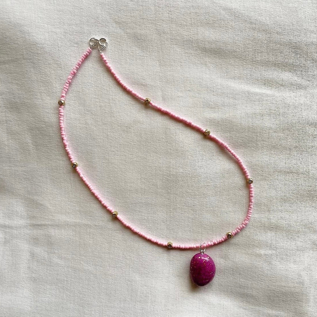 Big bean pink beaded necklace ✨