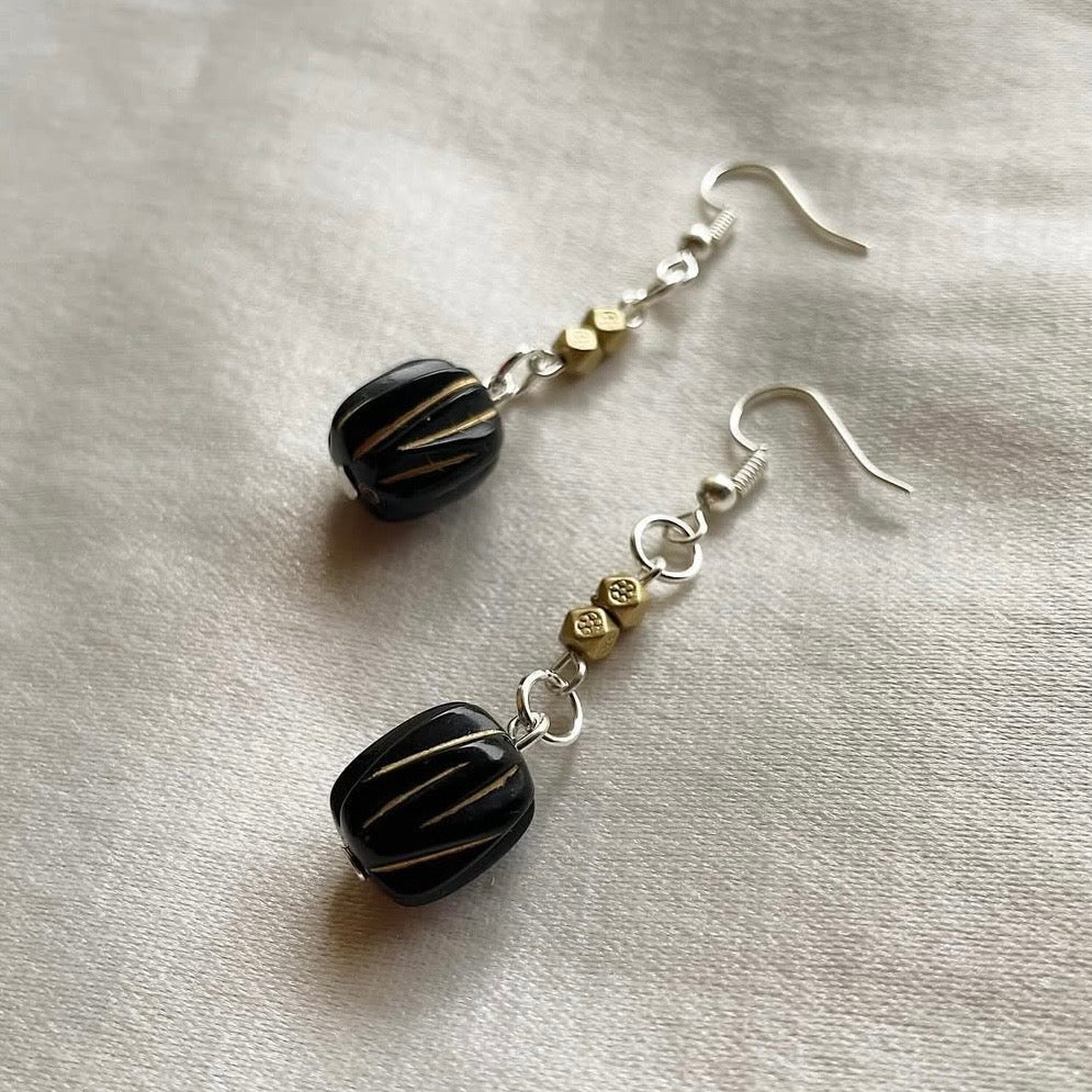 Black and gold beaded earrings ✨