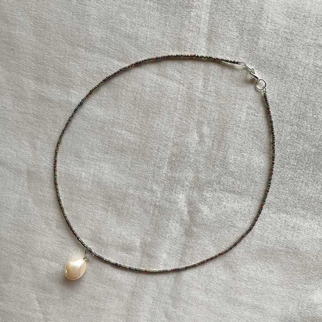 Multicoloured off-white pearl beaded necklace ✨