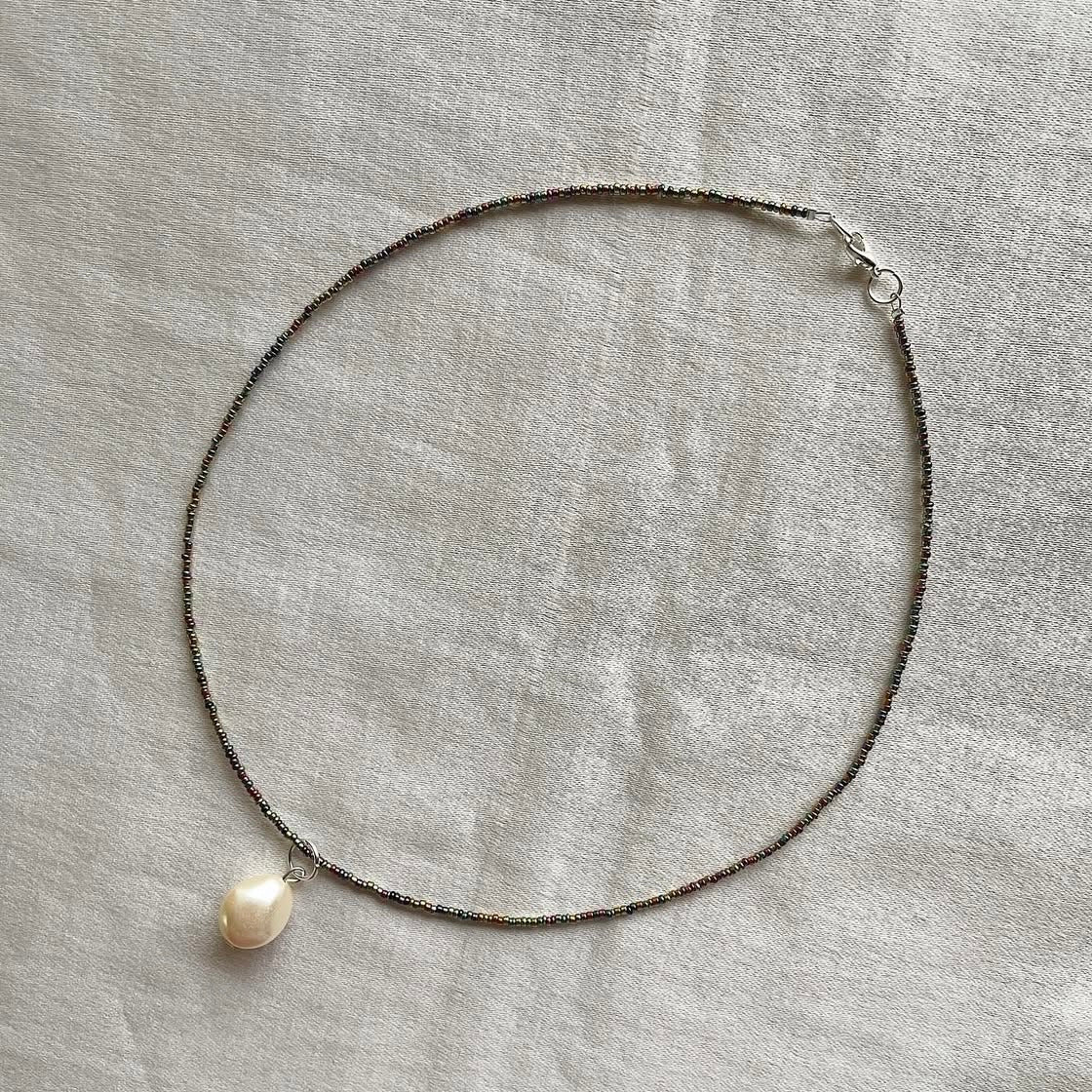 Multicoloured off-white pearl beaded necklace ✨