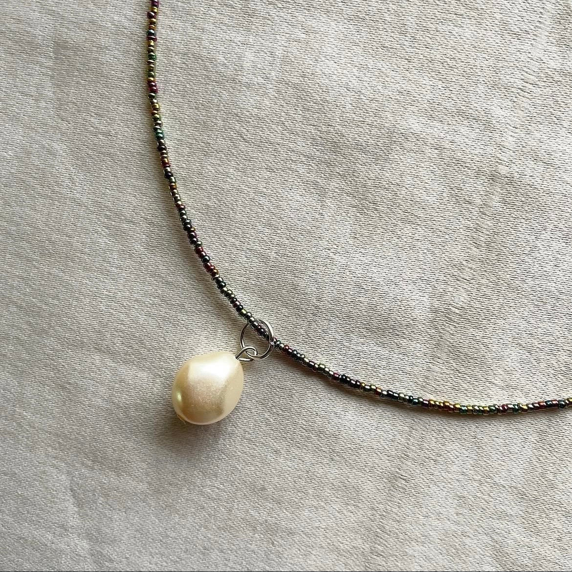 Multicoloured off-white pearl beaded necklace ✨