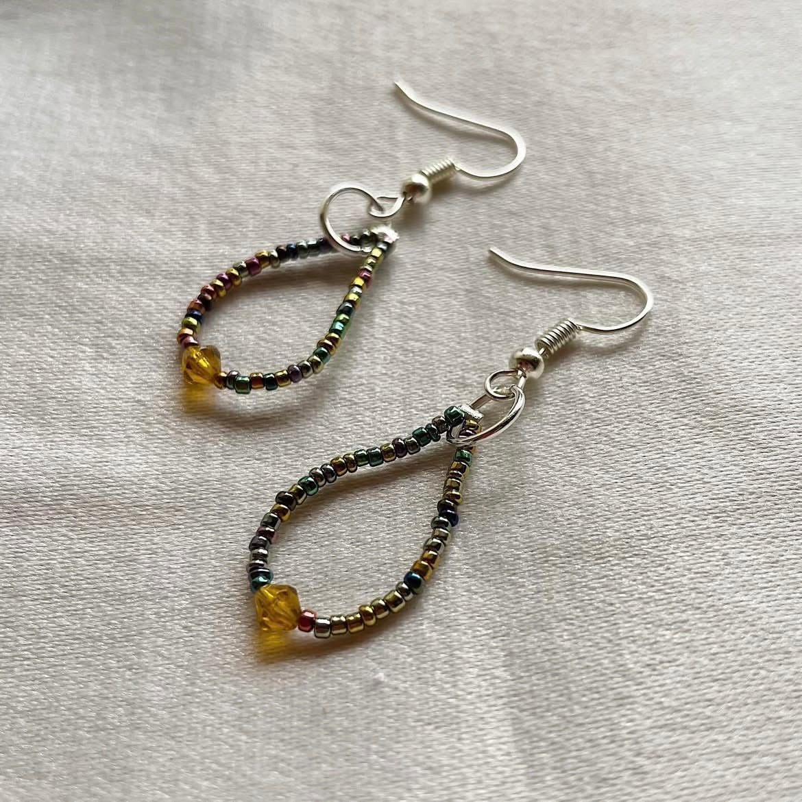 Multicoloured loop beaded earrings ✨