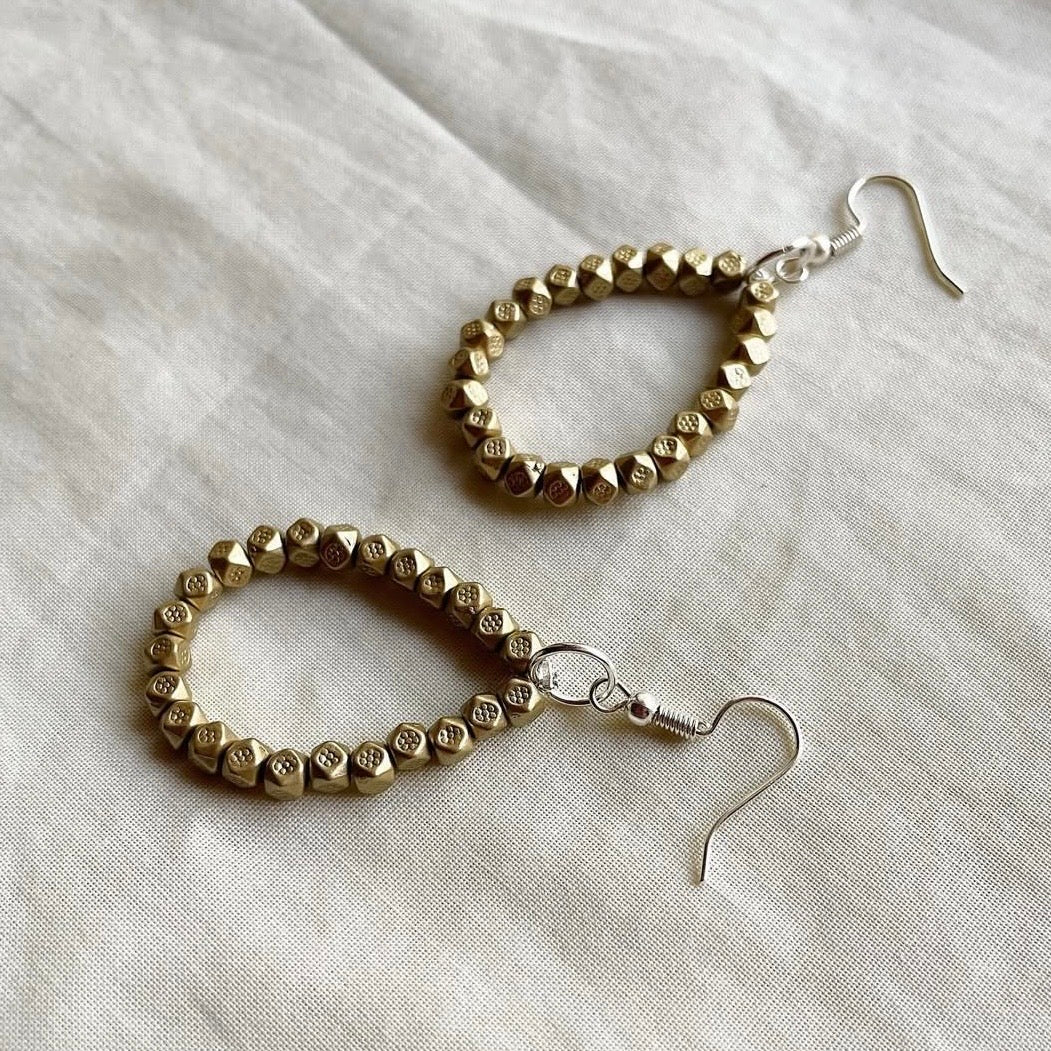 Muted gold loop beaded earrings ✨