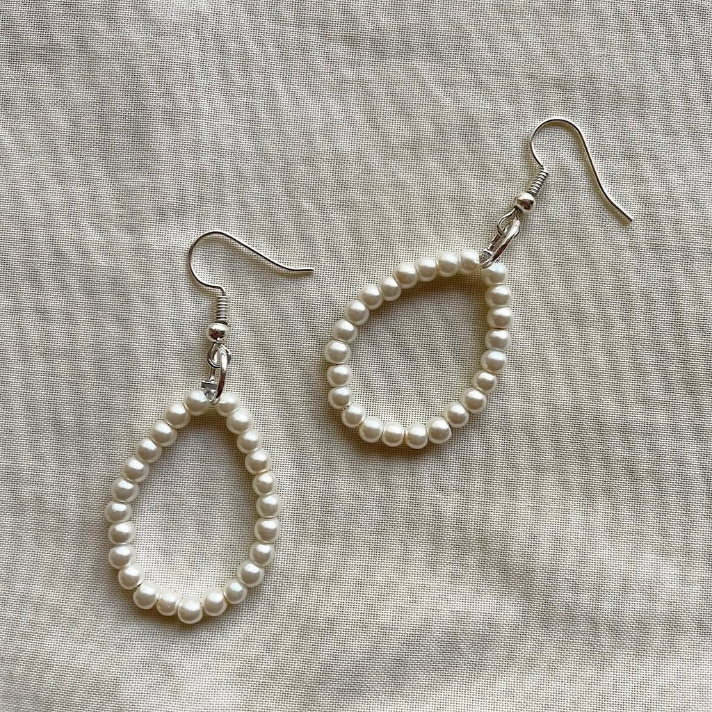 Off-white pearl loop beaded earrings ✨