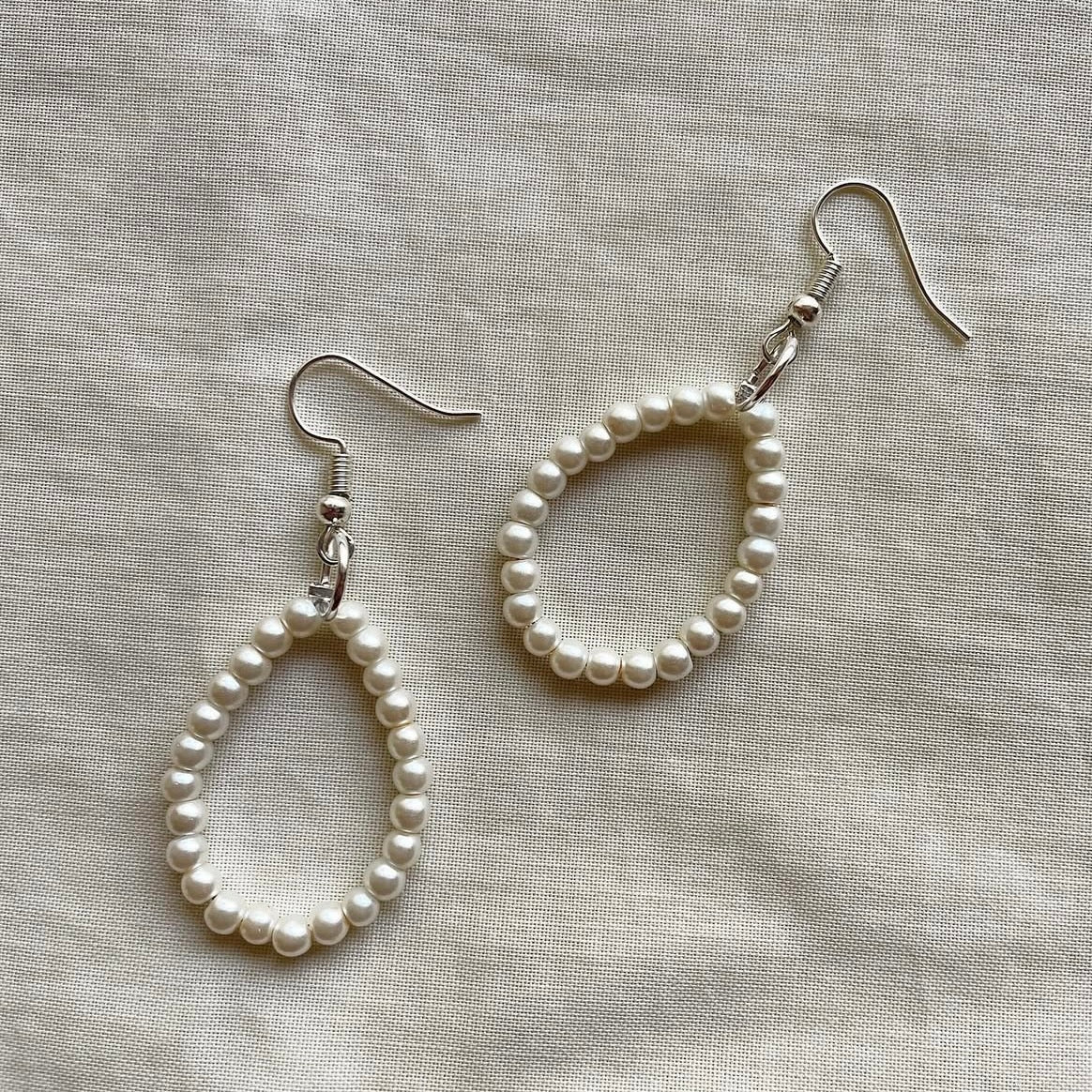 Off-white pearl loop beaded earrings ✨