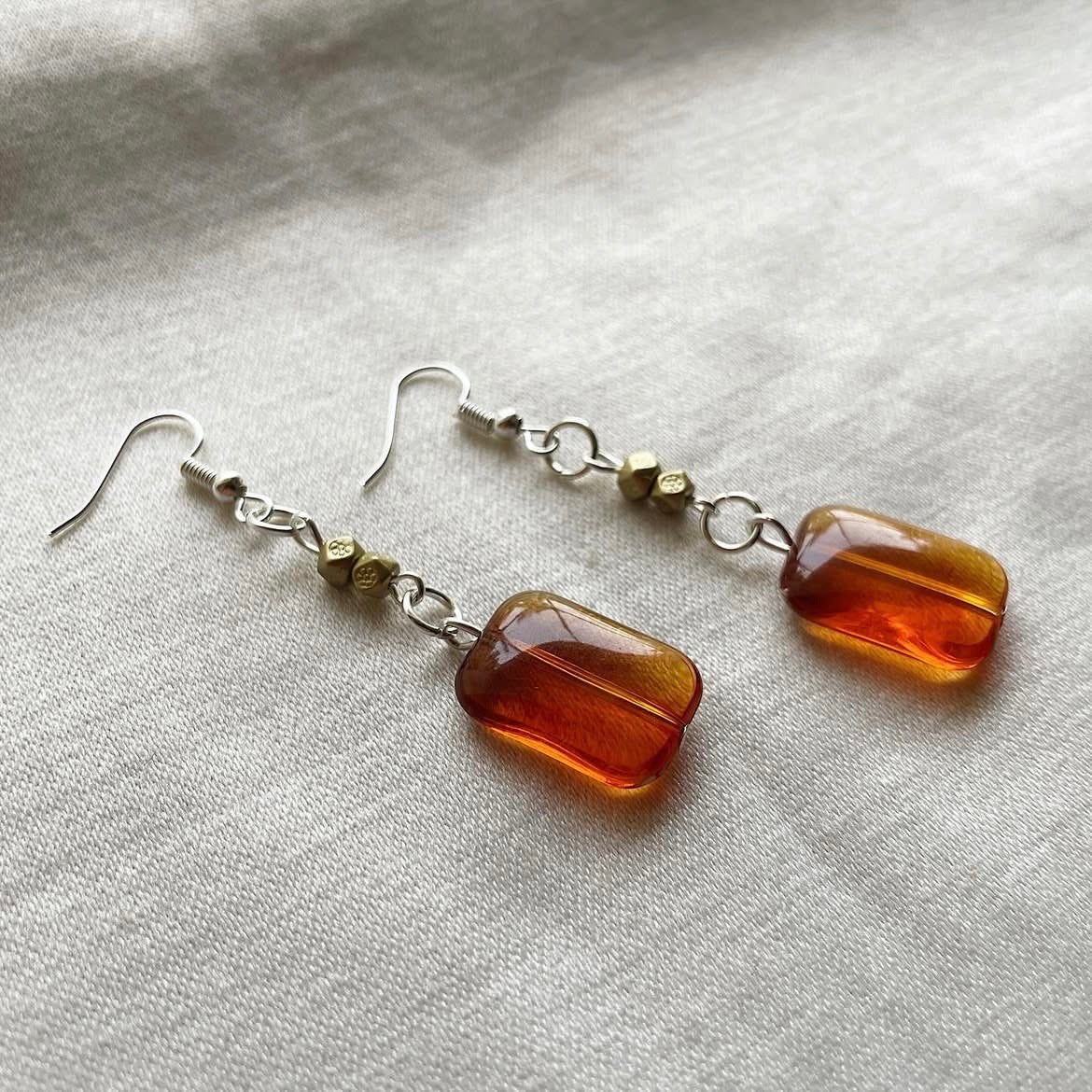 Caramel and muted gold beaded earrings ✨