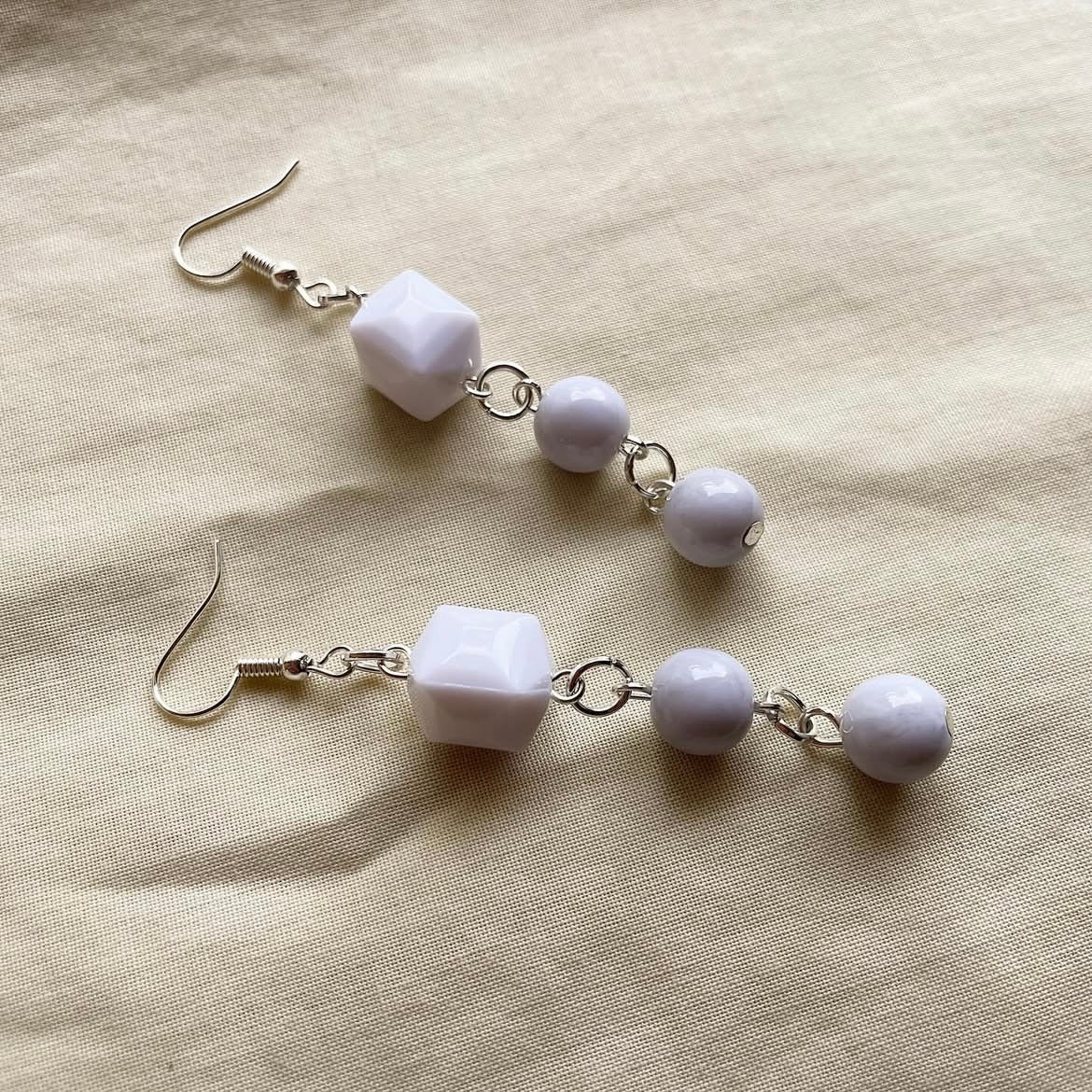 Ivory & light grey beaded earrings ✨