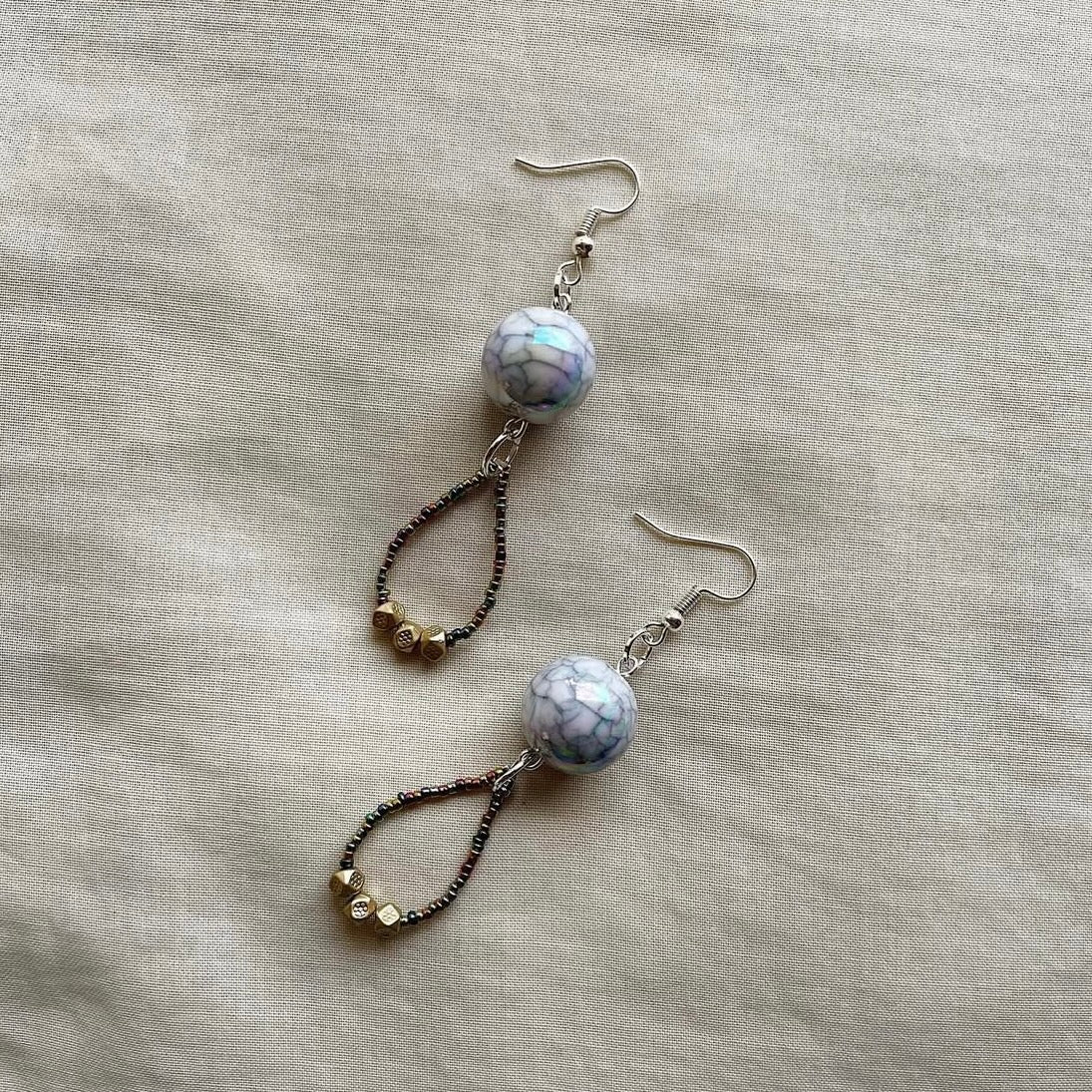 Shiny crackled loop beaded earrings ✨