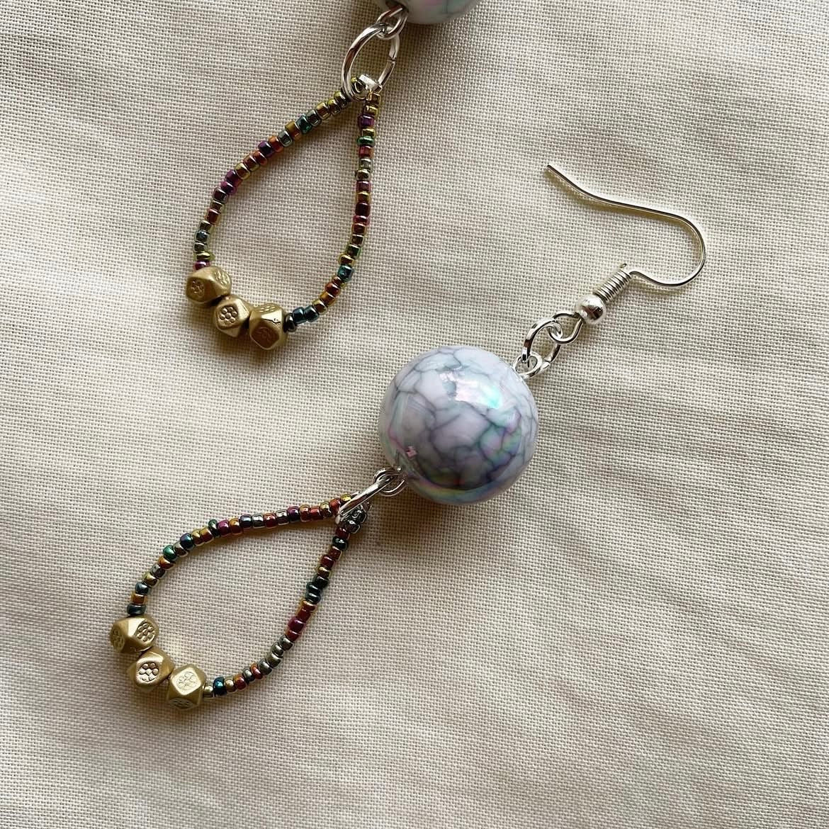 Shiny crackled loop beaded earrings ✨