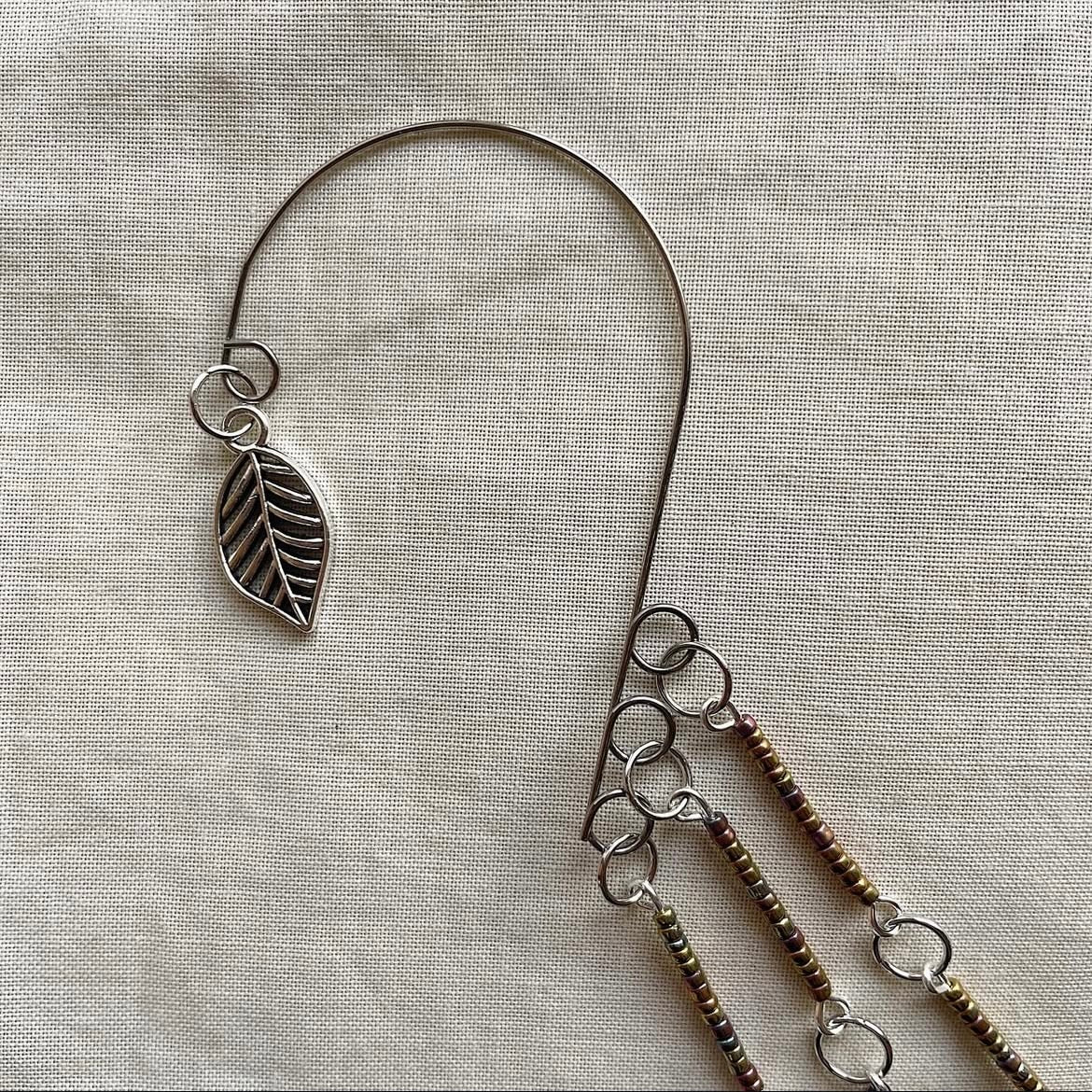 Multicoloured leaf ear cuff ✨