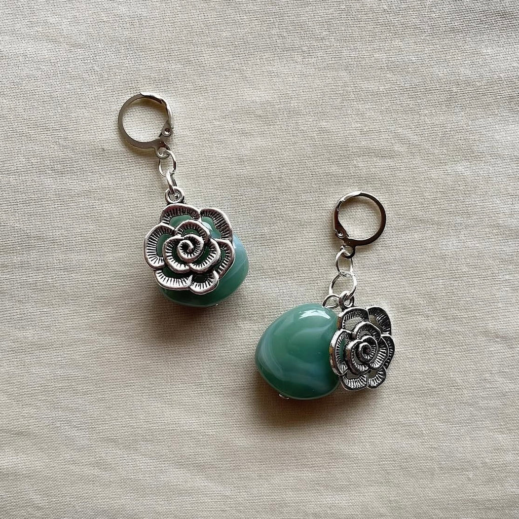 Big rose 02 beaded earrings ✨