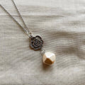 Big rose & pearl pendant necklace ✨