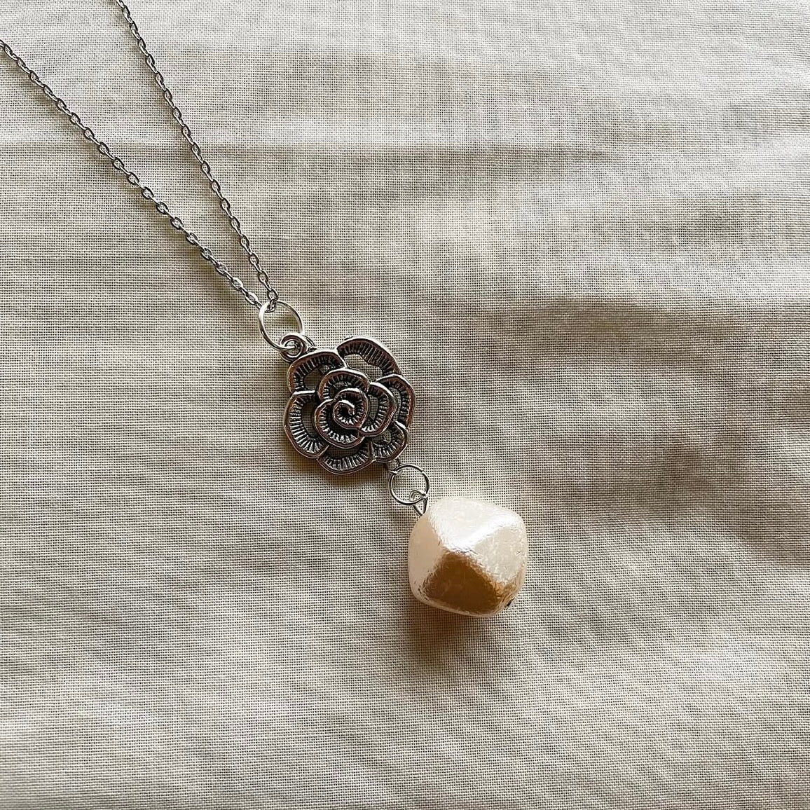 Big rose & pearl pendant necklace ✨