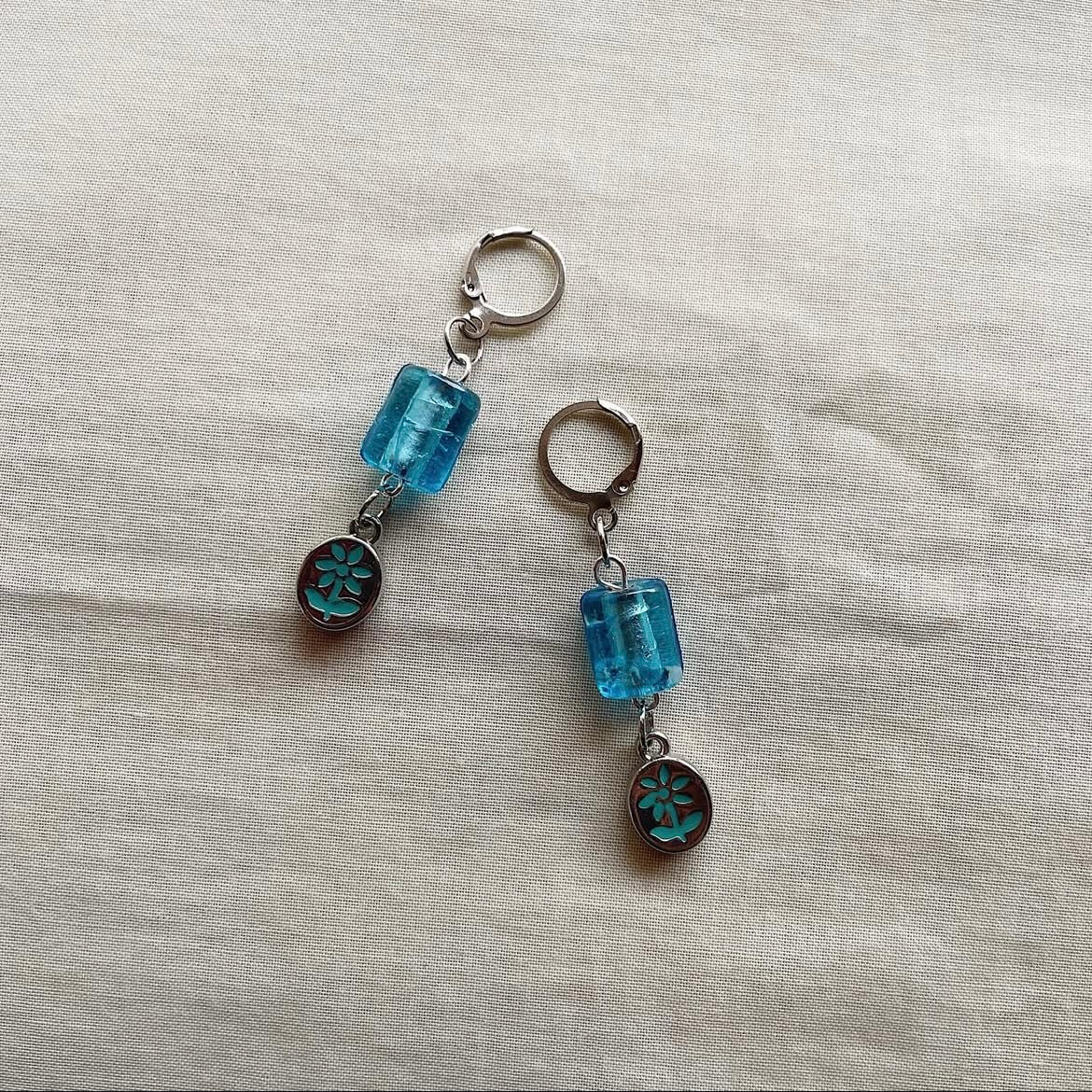 Clear ocean and flower beaded earrings ✨