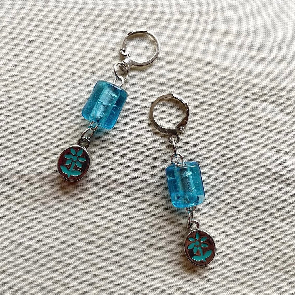 Clear ocean and flower beaded earrings ✨