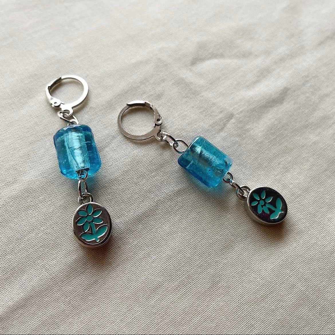 Clear ocean and flower beaded earrings ✨