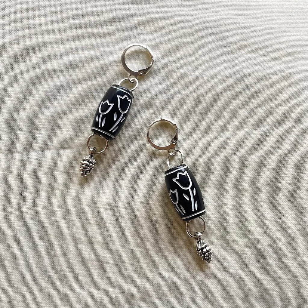 🌷 and pine cone beaded earrings ✨