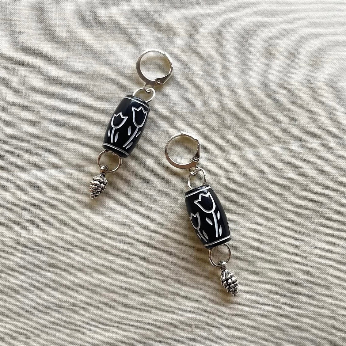 🌷 and pine cone beaded earrings ✨
